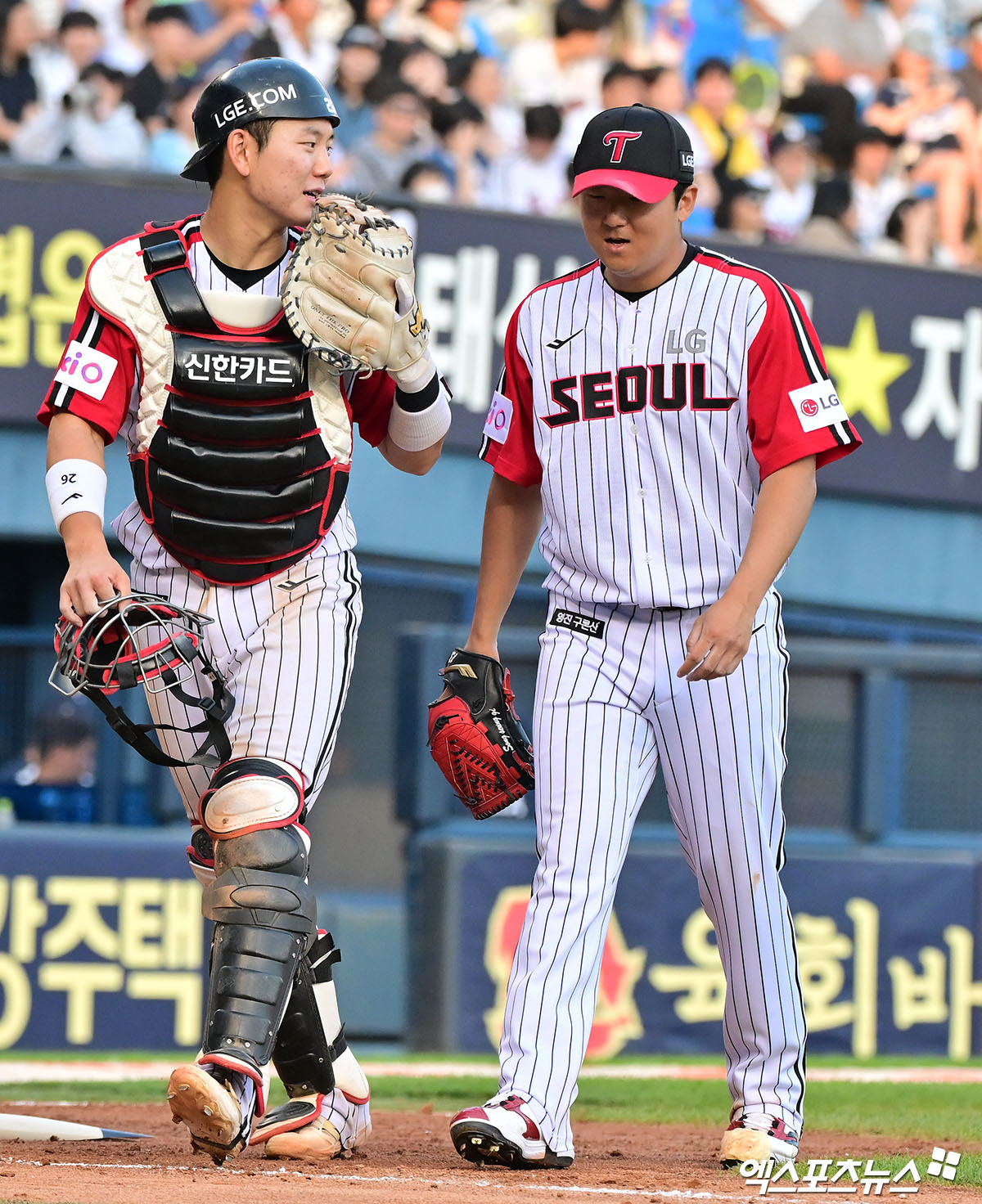 22일 오후 서울 송파구 잠실야구장에서 열린 '2025 신한 SOL Bank KBO리그' 두산 베어스와 LG 트윈스의 경기, 6회초 수비를 마친 LG 이주헌과 송승기가 대화를 나누고 있다. 잠실, 김한준 기자