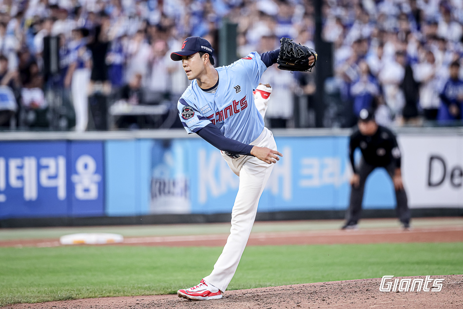 롯데 자이언츠 윤성빈이 22일 부산 사직야구장에서 열린 삼성 라이온즈와의 홈경기에 구원 등판해 역투하고 있다. 롯데 자이언츠