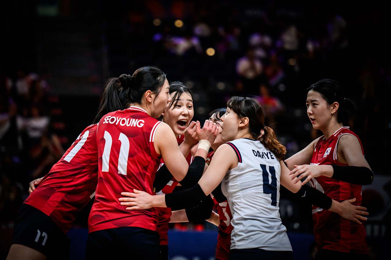 22일 튀르키예 이스탄불에서 열린 2025 국제배구연맹(FIVB) 발리볼네이션스리그(VNL) 2주 차 도미니카공화국과 한국의 경기, 한국이 세트스코어 2:3으로 패배하면서 3연패에 빠졌다. 한국 선수들이 득점 후 기뻐하고 있다. FIVB 공식 홈페이지