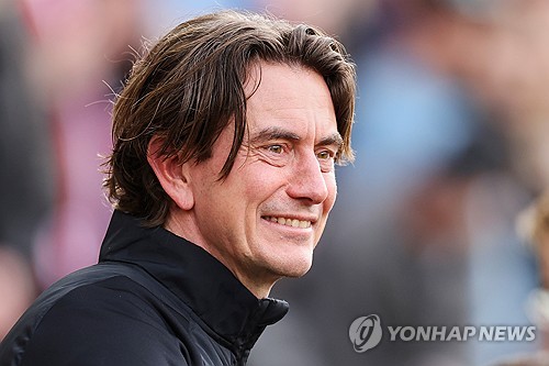 영국 매체 '풋볼 인사이더'는 22일(한국시간) '손흥민과 토트넘은 결별할 수 있다. 계약 만료까지 1년을 남긴 손흥민은 이번 여름, 구단과 미래를 논의할 예정이며 이적 가능성이 그 어느 때보다 높다'고 보도했다. 매체는 토트넘 내부 사정에 정통한 소식통을 인용해 '손흥민이 토트넘을 떠나는 데 있어 구단은 더 이상 장애물이 되지 않을 것'이라며 사실상 이적에 열려 있는 입장을 전했다. 토트넘 전문 기자 알레스데어 골드도 '손흥민이 구단을 떠날 가능성이 그 어느 때보다 높다. 그의 미래는 스스로가 결정할 문제지만, 감독과의 면담 결과가 향방을 가를 것'이라고 분석했다. 손흥민은 최근 사우디아라비아 3개 구단에서 3년 총액 1425억원에 달하는 거액 제안을 받은 것으로 알려졌다. 연합뉴스