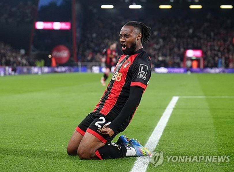 영국 매체 '풋볼 인사이더'는 22일(한국시간) '손흥민과 토트넘은 결별할 수 있다. 계약 만료까지 1년을 남긴 손흥민은 이번 여름, 구단과 미래를 논의할 예정이며 이적 가능성이 그 어느 때보다 높다'고 보도했다. 매체는 토트넘 내부 사정에 정통한 소식통을 인용해 '손흥민이 토트넘을 떠나는 데 있어 구단은 더 이상 장애물이 되지 않을 것'이라며 사실상 이적에 열려 있는 입장을 전했다. 토트넘 전문 기자 알레스데어 골드도 '손흥민이 구단을 떠날 가능성이 그 어느 때보다 높다. 그의 미래는 스스로가 결정할 문제지만, 감독과의 면담 결과가 향방을 가를 것'이라고 분석했다. 토트넘은 본머스의 가나 국가대표 윙어 앙투안 세메뇨와 협상하고 있다. 연합뉴스