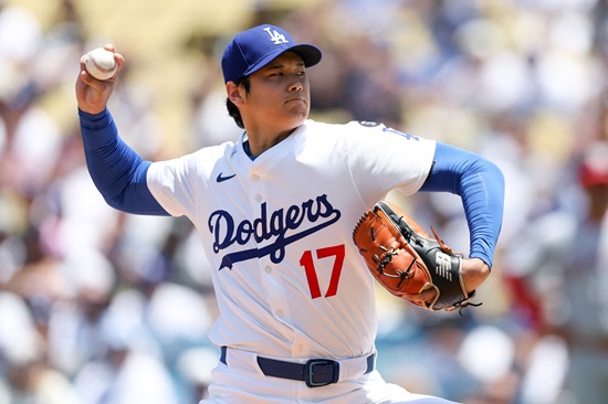 시즌 2번째 선발 등판에 나선 LA 다저스 오타니 쇼헤이가 투수로 1이닝 무피안타 2탈삼진 무실점, 타석에선 4타수 2안타(1홈런, 3루타 1) 5타점 3득점 1볼넷을 기록하며 완벽한 '이도류' 부활을 선포했다. 그는 경기 후 현지 매체들과 인터뷰에서 '전보다 더 편하게 던질 수 있었다. (1이닝 투구는) 원래 예정된 계획이었고, 앞으로는 구종과 이닝 수를 점차 늘려갈 수 있으면 좋겠다'라며 소감을 밝혔다. 연합뉴스