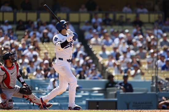 시즌 2번째 선발 등판에 나선 LA 다저스 오타니 쇼헤이가 투수로 1이닝 무피안타 2탈삼진 무실점, 타석에선 4타수 2안타(1홈런, 3루타 1) 5타점 3득점 1볼넷을 기록하며 완벽한 '이도류' 부활을 선포했다. 그는 경기 후 현지 매체들과 인터뷰에서 '전보다 더 편하게 던질 수 있었다. (1이닝 투구는) 원래 예정된 계획이었고, 앞으로는 구종과 이닝 수를 점차 늘려갈 수 있으면 좋겠다'라며 소감을 밝혔다. 연합뉴스