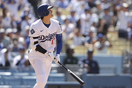 시즌 2번째 선발 등판에 나선 LA 다저스 오타니 쇼헤이가 투수로 1이닝 무피안타 2탈삼진 무실점, 타석에선 4타수 2안타(1홈런, 3루타 1) 5타점 3득점 1볼넷을 기록하며 완벽한 '이도류' 부활을 선포했다. 그는 경기 후 현지 매체들과 인터뷰에서 '전보다 더 편하게 던질 수 있었다. (1이닝 투구는) 원래 예정된 계획이었고, 앞으로는 구종과 이닝 수를 점차 늘려갈 수 있으면 좋겠다'라며 소감을 밝혔다. 연합뉴스