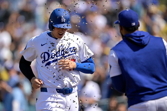 시즌 2번째 선발 등판에 나선 LA 다저스 오타니 쇼헤이가 투수로 1이닝 무피안타 2탈삼진 무실점, 타석에선 4타수 2안타(1홈런, 3루타 1) 5타점 3득점 1볼넷을 기록하며 완벽한 '이도류' 부활을 선포했다. 그는 경기 후 현지 매체들과 인터뷰에서 '전보다 더 편하게 던질 수 있었다. (1이닝 투구는) 원래 예정된 계획이었고, 앞으로는 구종과 이닝 수를 점차 늘려갈 수 있으면 좋겠다'라며 소감을 밝혔다. 연합뉴스