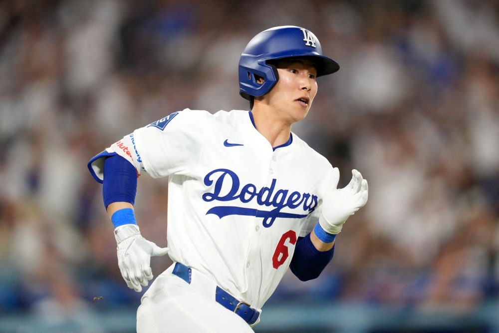 김혜성은 23일(이하 한국시간) 미국 캘리포니아주 로스앤젤레스의 다저스타디움에서 열린 2025 MLB 워싱턴 내셔널스와의 홈경기에 7번 타자 겸 중견수로 선발 출전해 4타수 1안타(2루타 1) 1득점을 기록했다. 데이브 로버츠 감독은 최근 김혜성이 콘포토의 대체자가 될 수 있겠느냐는 질문에 '콘포토가 여전히 많은 경기에 출전할 거로 생각한다'면서도 '그러나 공정한 경쟁이라는 관점에서 보면 김혜성은 출전 기회를 얻을 자격이 있다. 그가 4~6일 연속 벤치에만 있으면 좋은 타격감을 유지하기 힘들다. 그런 상황은 만들고 싶지 않다'라고 호언장담했다. 연합뉴스