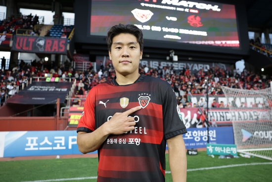 포항은 23일 보도자료를 통해 박승욱, 이호재, 이태석은 함께 태극마크를 달고 다음 달 7일부터 열리는 ‘2025 동아시아축구연맹(EAFF) E-1 풋볼 챔피언십’에 출전한다라고 알렸다. 