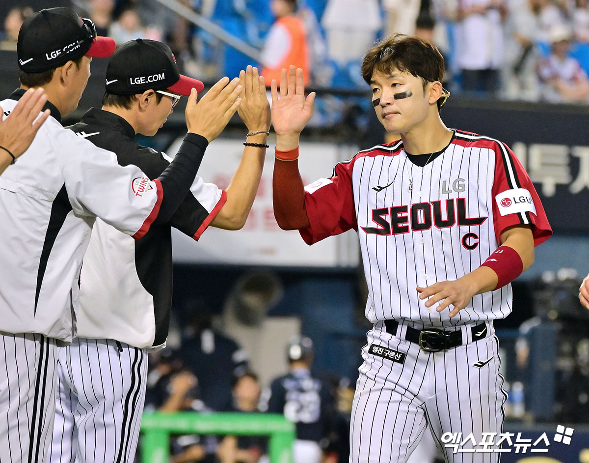 LG 트윈스 외야수 박해민이 지난 22일 잠실 두산전에서 3안타 1볼넷 3타점으로 맹활약했다. 박해민은 올 시즌 볼넷 리그 4위로 시즌 아웃 판정을 받은 홍창기의 출루율 공백을 메우고 있다. 박해민은 올 시즌 종료 뒤 두 번째 FA 자격을 취득한다. 엑스포츠뉴스 잠실, 김한준 기자