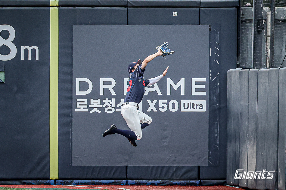 롯데 자이언츠 외야수 김동혁이 올해 정규시즌 경기에서 호수비를 펼치고 있다. 롯데 자이언츠