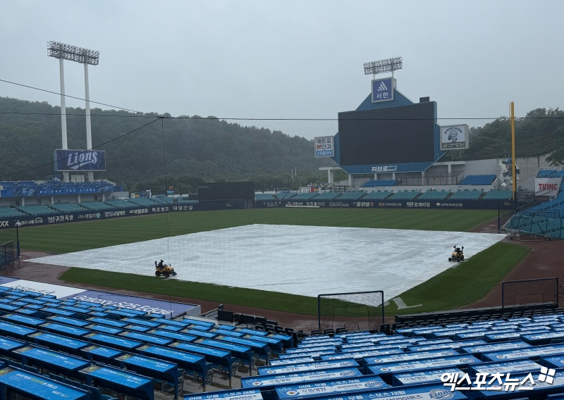 24일 대구 삼성라이온즈파크에서 열리는 2025 신한 SOL Bank KBO리그 한화 이글스와 삼성 라이온즈의 팀 간 7차전을 앞두고, 대구 지역에 많은 비가 내리고 있다. 라팍에는 방수포가 깔려있다. 대구, 조은혜 기자