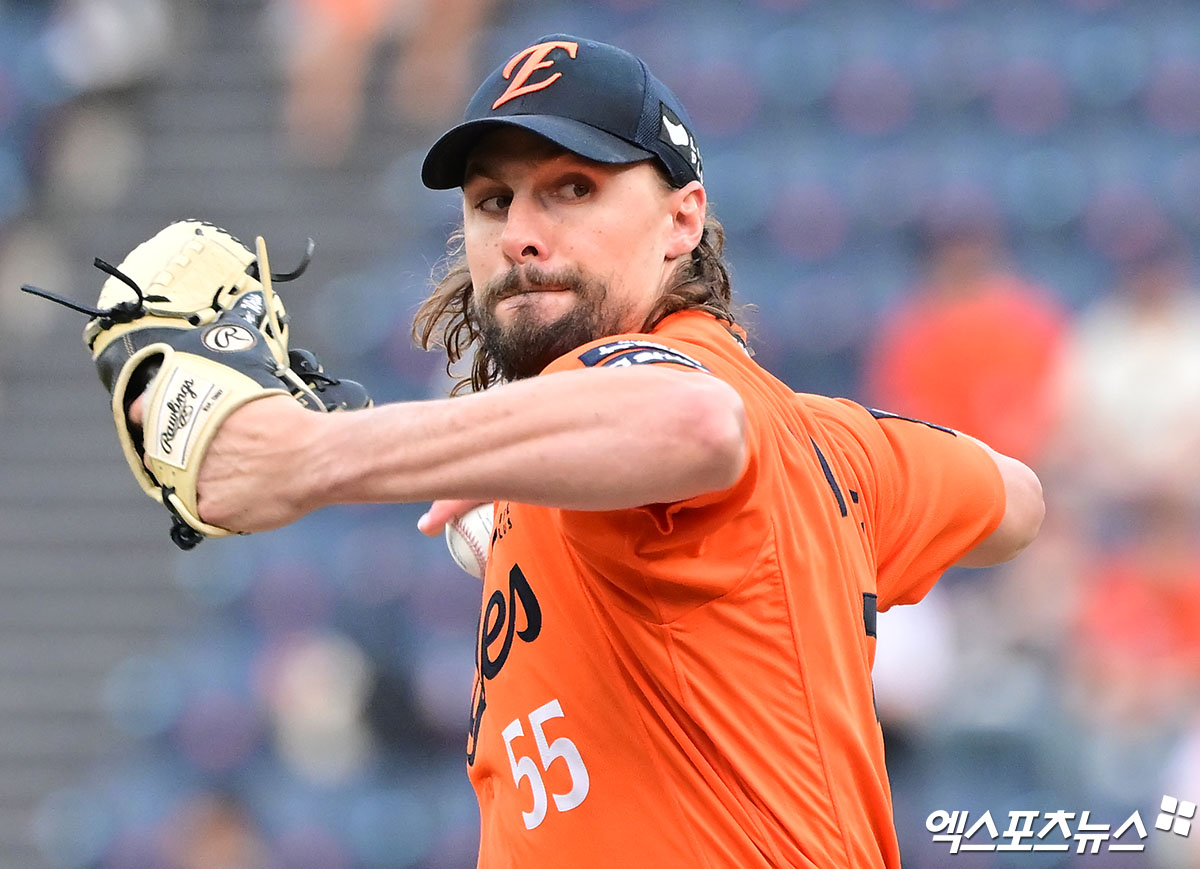 17일 오후 대전 한화생명 볼파크에서 열린 '2025 신한 SOL Bank KBO리그' SSG 랜더스와 한화 이글스의 더블헤더 2차전 경기, 1회초 한화 선발투수 와이스가 공을 힘차게 던지고 있다. 엑스포츠뉴스DB