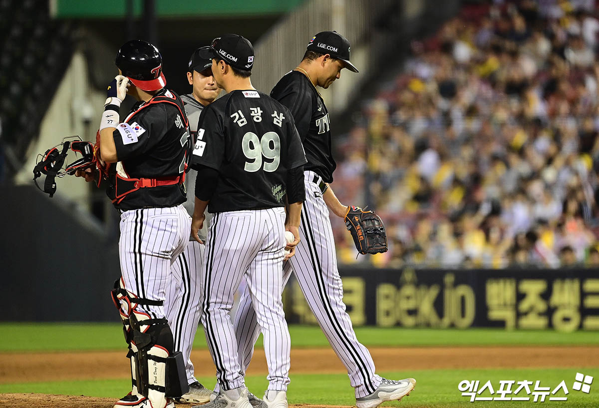 6월 18일 오후 서울 송파구 잠실야구장에서 열린 신한 SOL Bank KBO리그 NC 다이노스와 LG 트윈스의 경기, 5회초 2사 1,2루 LG 선발투수 치리노스가 교체되어 마운드를 내려가고 있다. 엑스포츠뉴스 DB