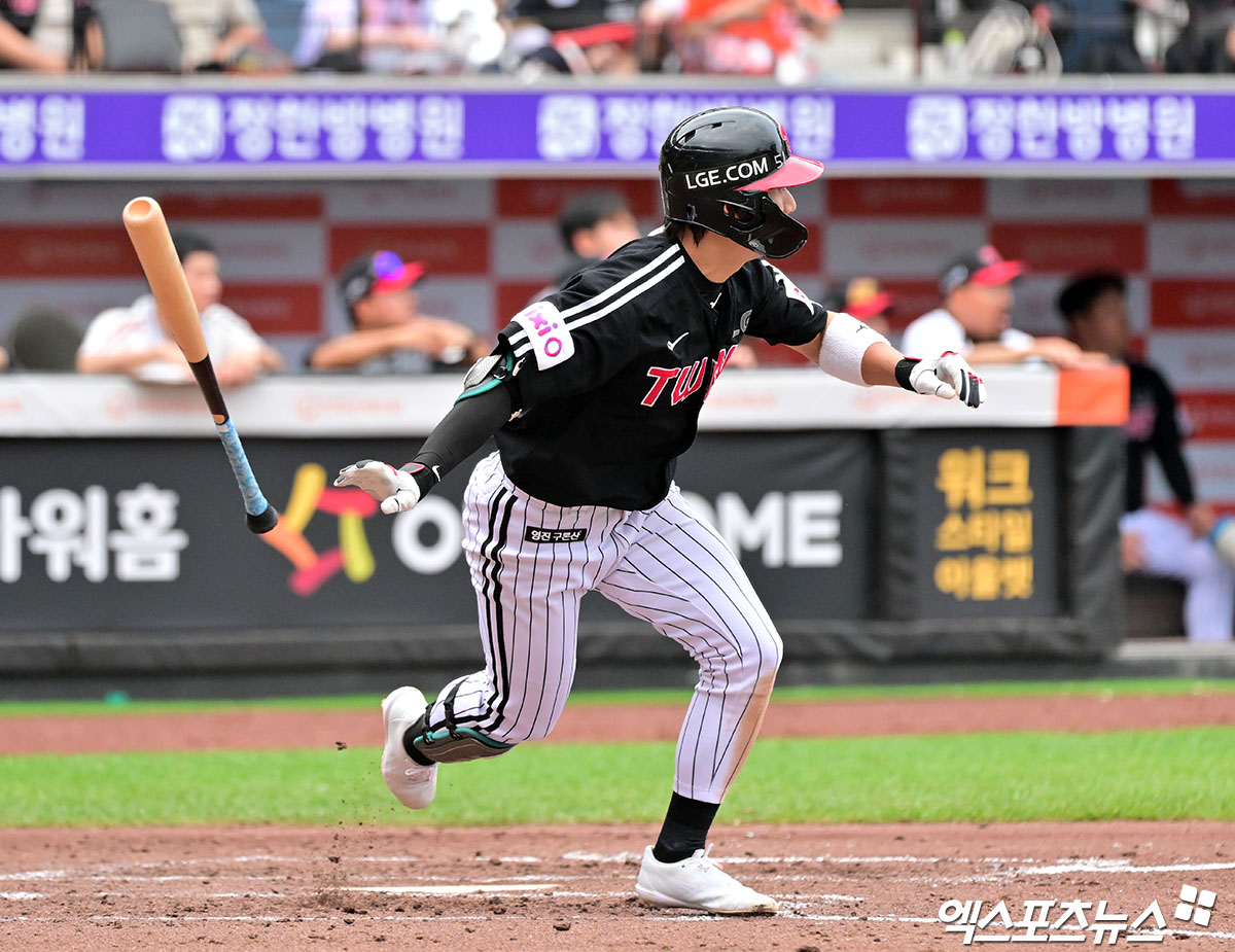 6월 18일 오후 서울 송파구 잠실야구장에서 열린 신한 SOL Bank KBO리그 NC 다이노스와 LG 트윈스의 경기, 5회말 무사 만루 LG 신민재가 2타점 적시타를 때려내고 있다. 엑스포츠뉴스 DB