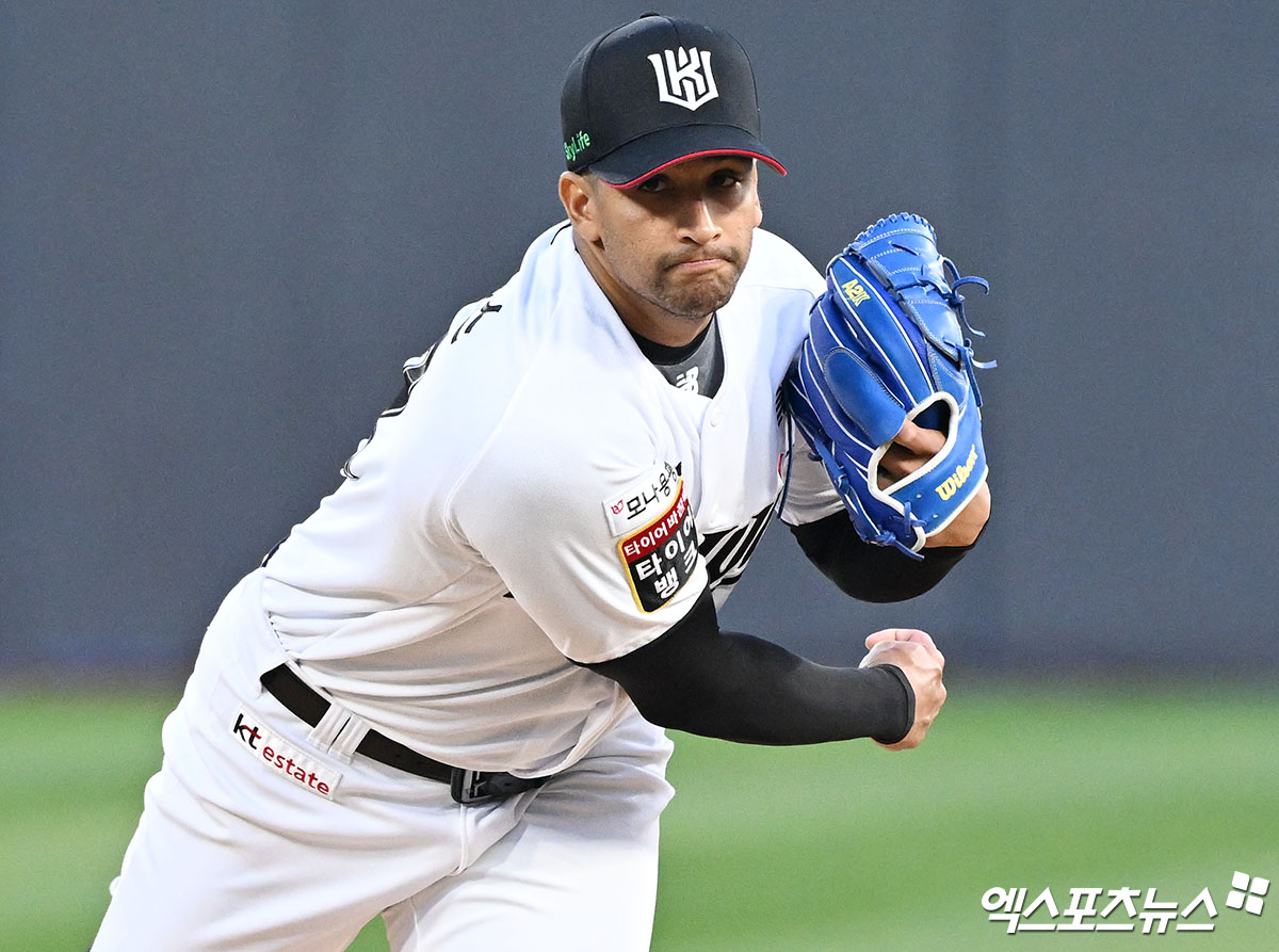KT 위즈 선발투수 윌리엄 쿠에바스가 올해 정규시즌 경기에 등판해 투구하고 있다. 엑스포츠뉴스 DB
