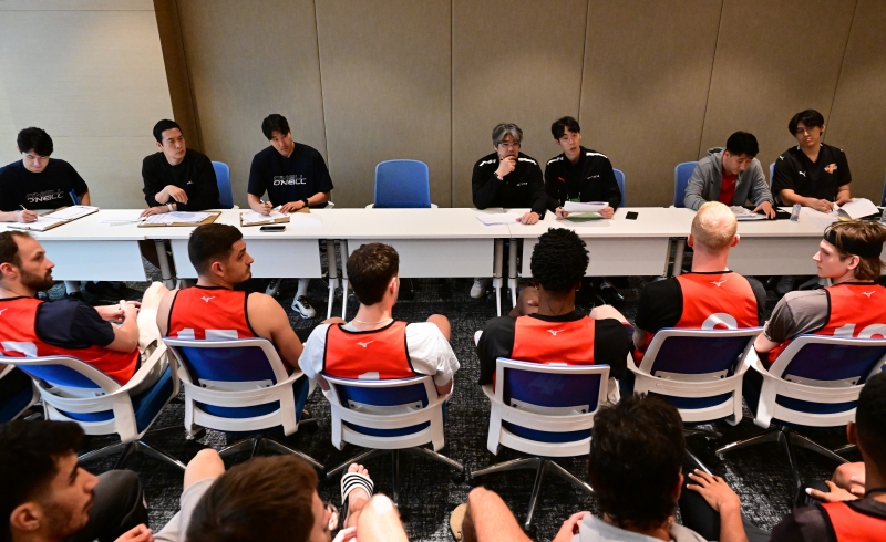 한국배구연맹은 24일 마포구 상암동 한국배구연맹에서 제21기 제7차 이사회 및 임시총회를 개최하고 외국인선수 및 아시아쿼터 자유계약제도 전환을 논의,  아시아쿼터는 2026~2027시즌부터, 외국인선수는 2027~2028시즌부터 시행하기로 결정했다. KOVO