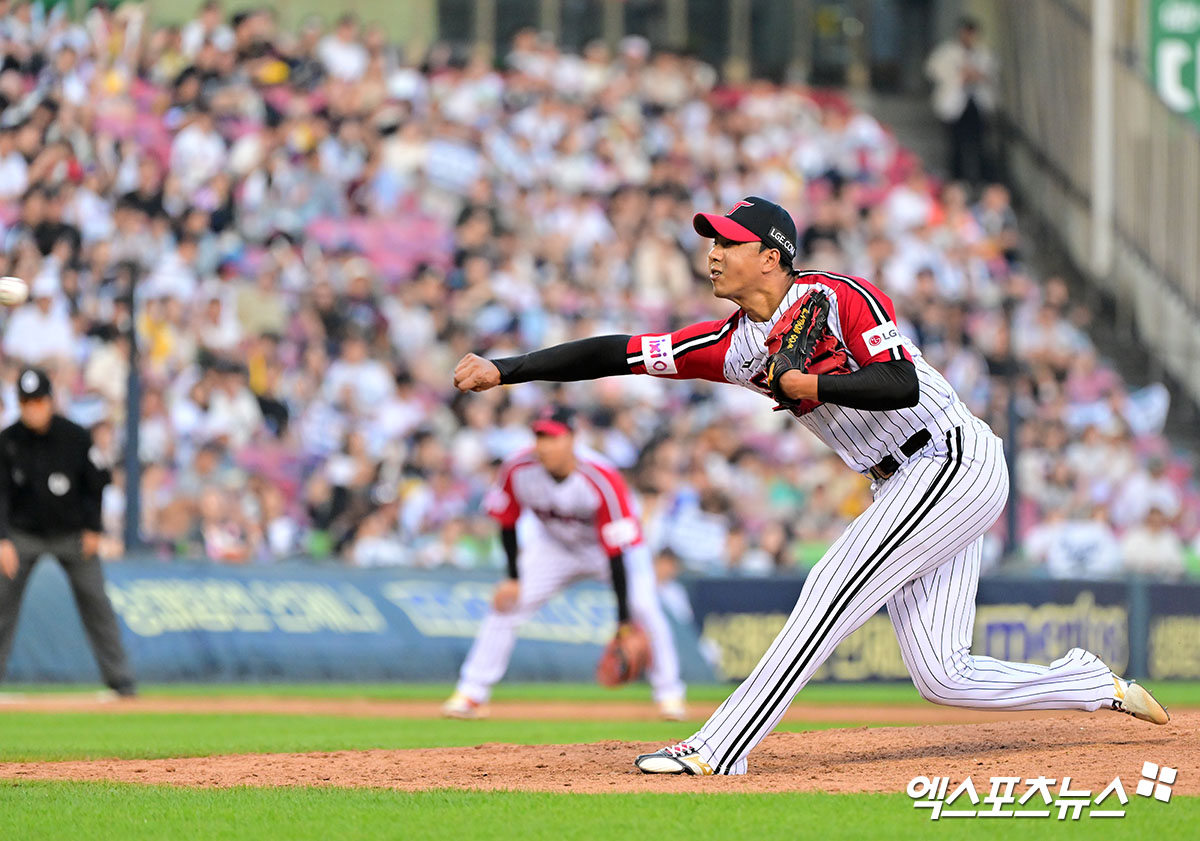 6월 22일 오후 서울 송파구 잠실야구장에서 열린 2025 신한 SOL Bank KBO리그 두산 베어스와 LG 트윈스의 경기, 8회초 LG 정우영이 공을 힘차게 던지고 있다. 엑스포츠뉴스 DB