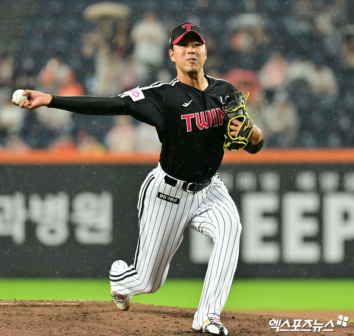 6월 22일 오후 서울 송파구 잠실야구장에서 열린 2025 신한 SOL Bank KBO리그 두산 베어스와 LG 트윈스의 경기, 8회초 LG 정우영이 공을 힘차게 던지고 있다. 엑스포츠뉴스 DB