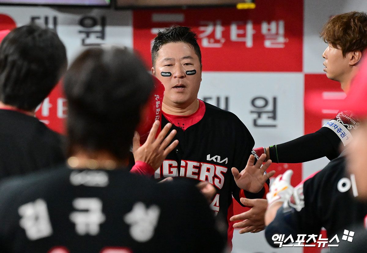 KIA 타이거즈 최형우가 24일 고척 키움 히어로즈전에서 홈런을 친 뒤 하이파이브하고 있다. 엑스포츠뉴스 고척, 김한준 기자