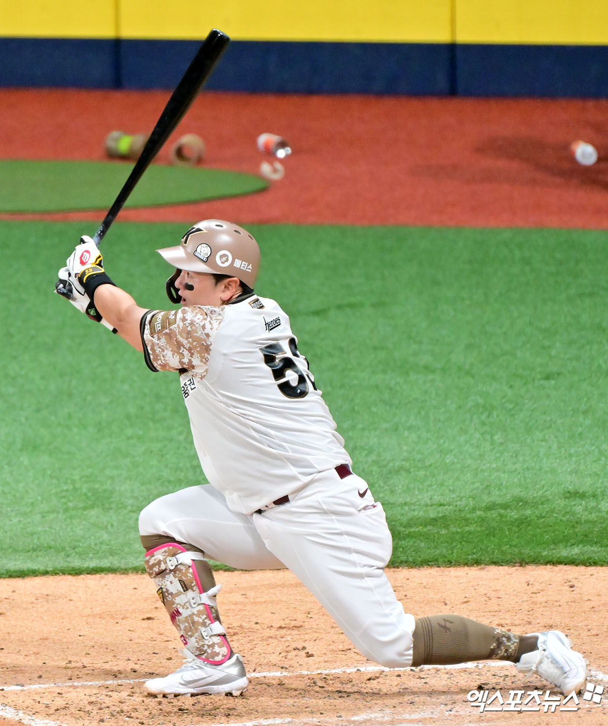 키움 히어로즈 최주환이 24일 고척 KIA 타이거즈전에서 타격하고 있다. 엑스포츠뉴스 고척, 김한준 기자