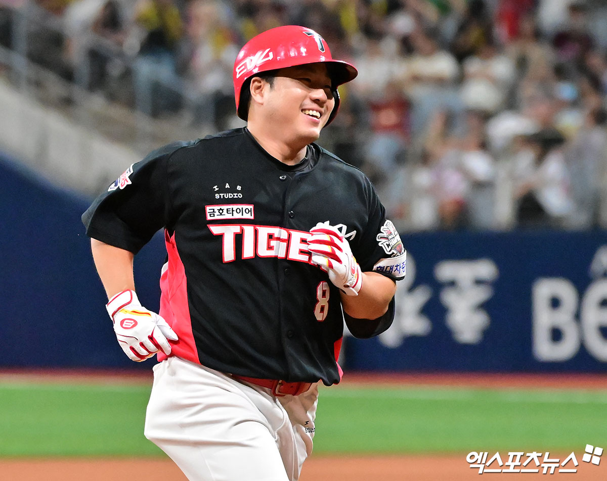 KIA 타이거즈 이창진이 24일 고척 키움 히어로즈전에서 홈런을 친 뒤 웃으며 베이스를 돌고 있다. 엑스포츠뉴스 고척, 김한준 기자