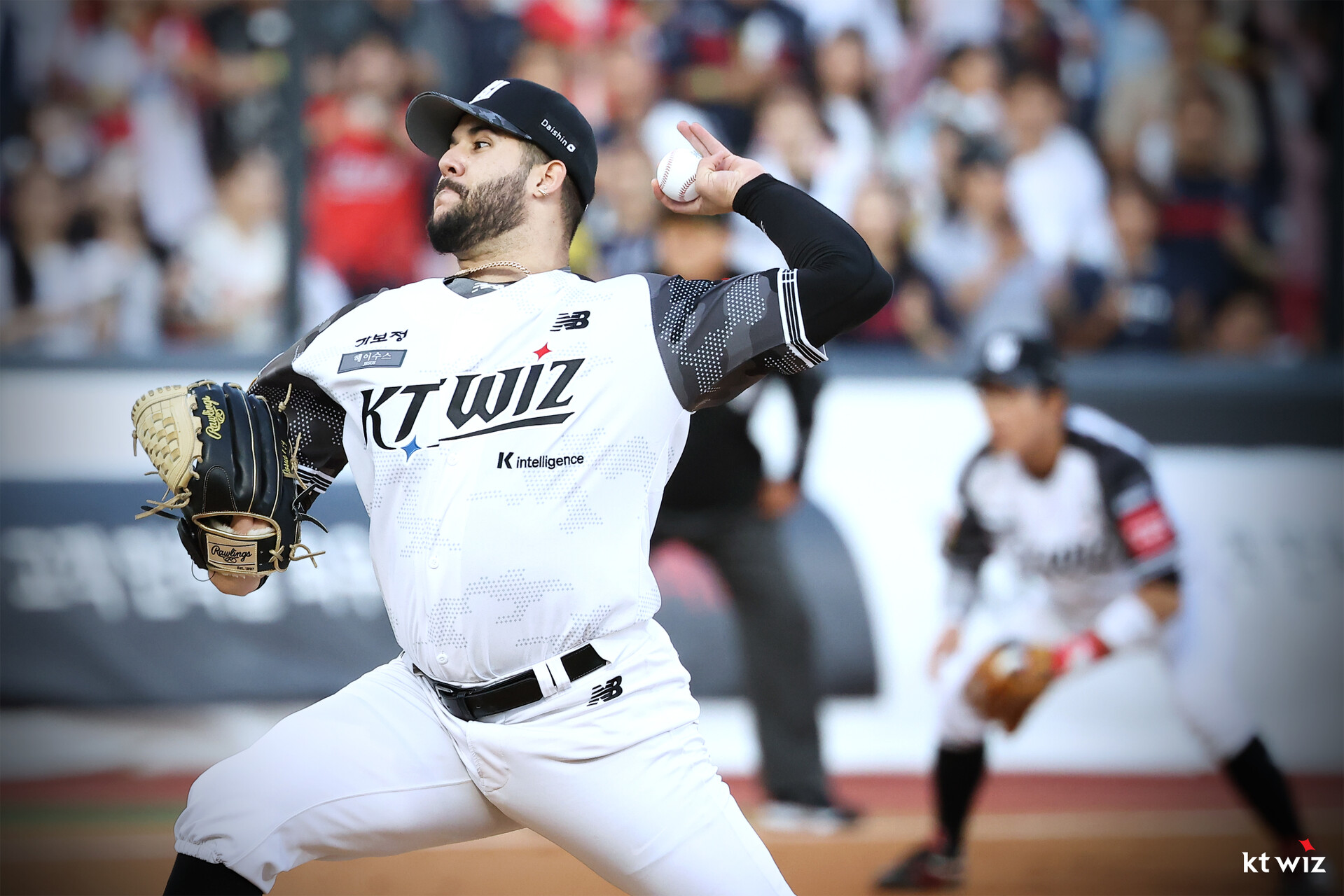 6월 24일 오후 수원 KT위즈파크에서 열린 2025 신한 SOL Bank KBO리그 KT 위즈와 LG 트윈스의 경기, KT 배정대가 1회초 정확한 홈 보살로 실점을 틀어막았다. KT 위즈