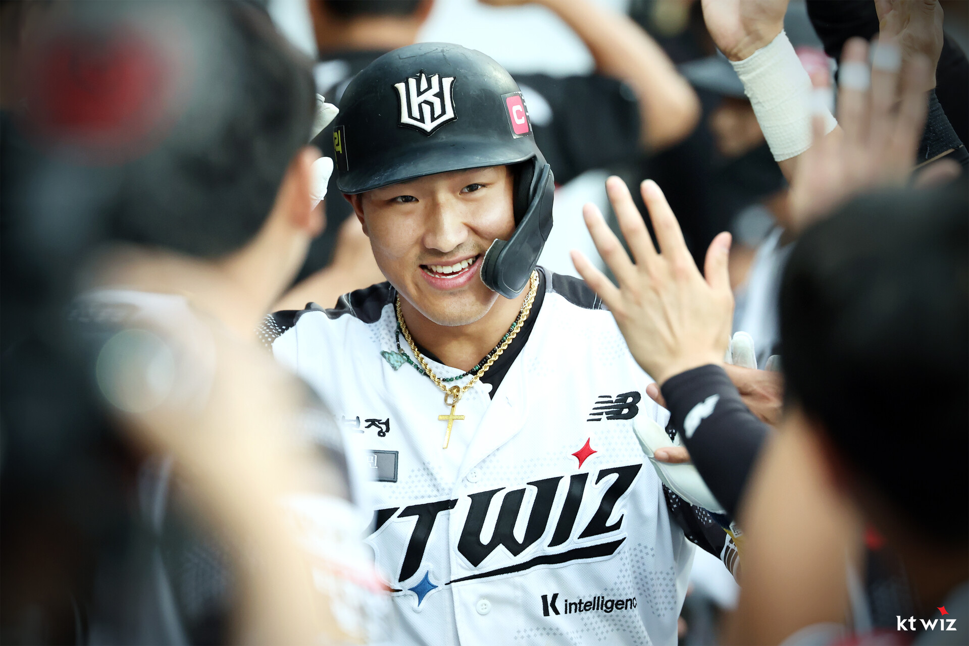 KT 위즈 안현민이 올해 경기에 출전해 득점 후 축하 받고 있다. KT 위즈