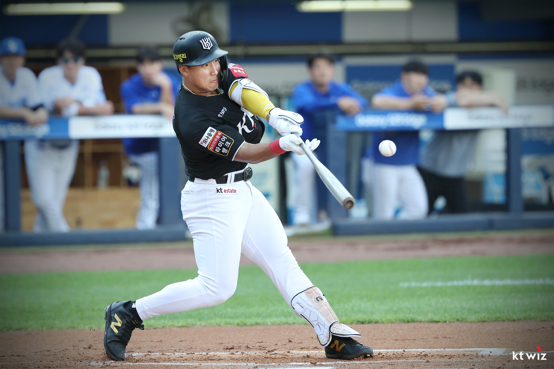 KT 위즈 안현민이 올해 경기에 출전해 타격하고 있다. KT 위즈