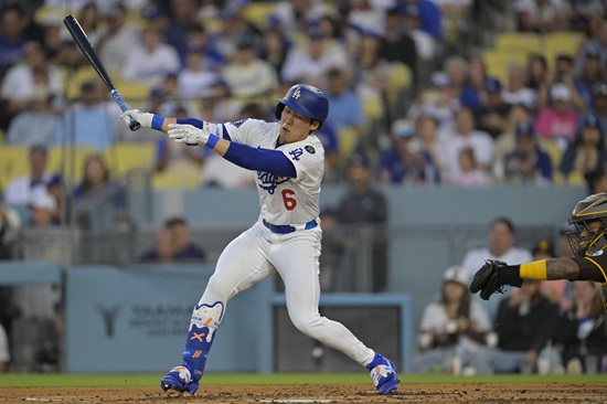 LA 다저스 유틸리티 플레이어 김혜성이 25일 콜로라도전 선발 라인업에서 제외됐다. 김혜성은 직전 출전 경기에서 2루타를 때리면서 상대 선발 투수 노히트 행진을 깼다. 데이브 로버츠 감독은 김혜성의 활약상을 칭찬했음에도 다음 경기 선발 라인업에서 김혜성의 이름을 다시 뺐다. 연합뉴스