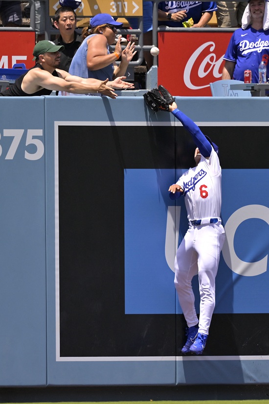 LA 다저스 유틸리티 플레이어 김혜성이 25일 콜로라도전 선발 라인업에서 제외됐다. 김혜성은 직전 출전 경기에서 2루타를 때리면서 상대 선발 투수 노히트 행진을 깼다. 데이브 로버츠 감독은 김혜성의 활약상을 칭찬했음에도 다음 경기 선발 라인업에서 김혜성의 이름을 다시 뺐다. 연합뉴스