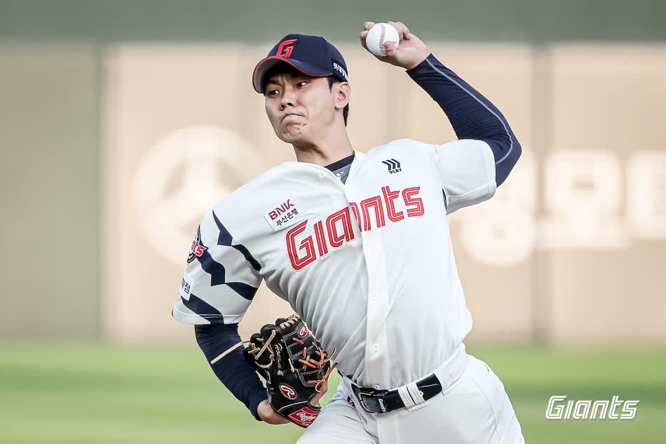 롯데 자이언츠 좌완 영건 홍민기가 지난 22일 사직 삼성 라이온즈전에서 3이닝 무실점 완벽투로 팀 역전승에 결정적인 역할을 했다. 사진 롯데 자이언츠