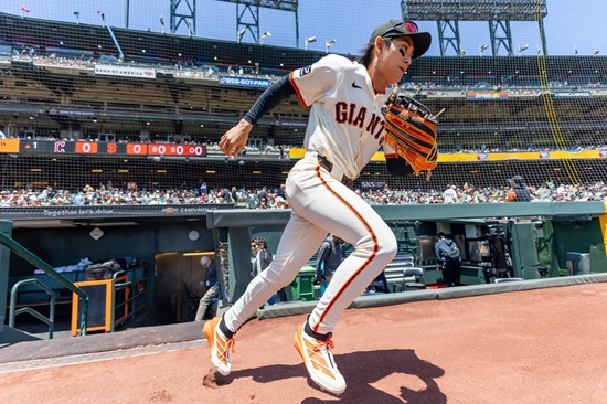 샌프란시스코 자이언츠 이정후가 25일(한국시간) 미국 캘리포니아주 샌프란시스코 오라클파크에서 열린 2025 메이저리그(MLB) 마이애미 말린스와 홈경기에 5번타자 겸 중견수로 선발 출전했다. 최근 4경기 연속 무안타 침묵에 빠져있던 그는 이날 2번째 타석에서 투수 발에 맞고 굴절되는 행운의 안타를 신고했다. 연합뉴스