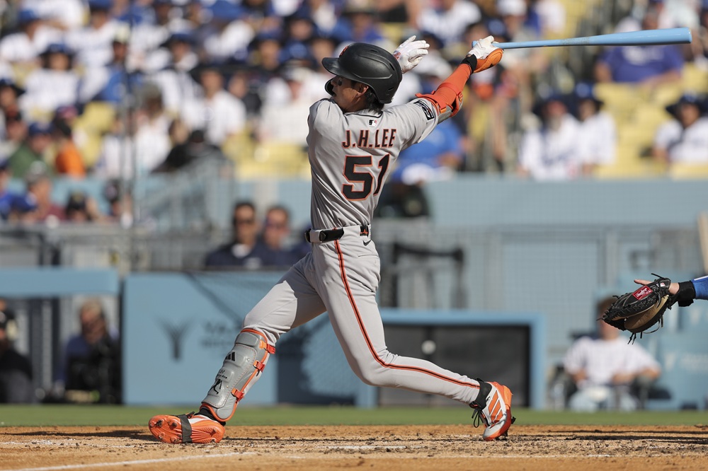 샌프란시스코 자이언츠 이정후가 25일(한국시간) 미국 캘리포니아주 샌프란시스코 오라클파크에서 열린 2025 메이저리그(MLB) 마이애미 말린스와 홈경기에 5번타자 겸 중견수로 선발 출전했다. 최근 4경기 연속 무안타 침묵에 빠져있던 그는 이날 2번째 타석에서 투수 발에 맞고 굴절되는 행운의 안타를 신고했다. 연합뉴스