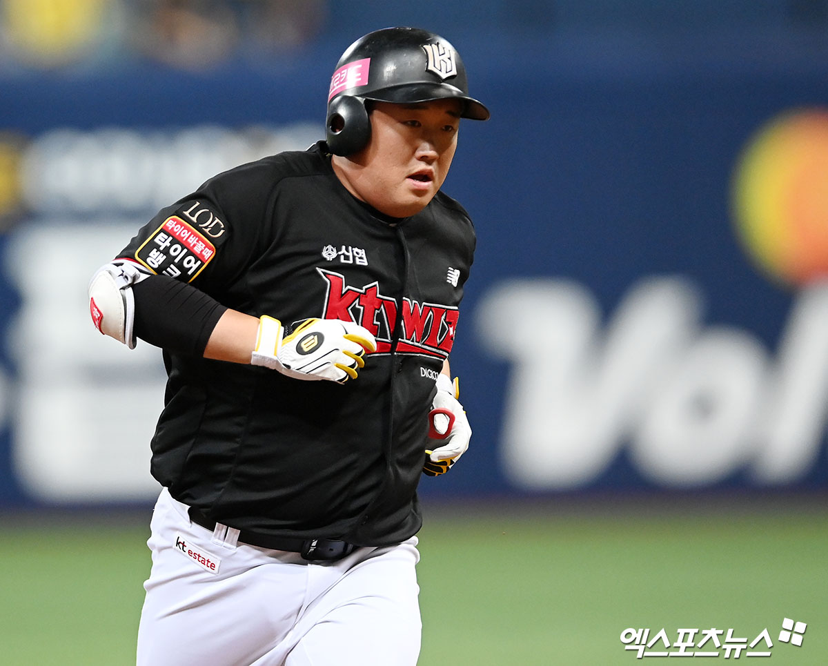 KT 위즈 김준태가 정규시즌 경기에 출전해 홈런을 친 뒤 베이스를 돌고 있다. LG 트윈스와 KT는 25일 1대2 트레이드를 통해 투수 임준형과 내야수 천성호, 포수 김준태를 맞바꿨다. 엑스포츠뉴스 DB