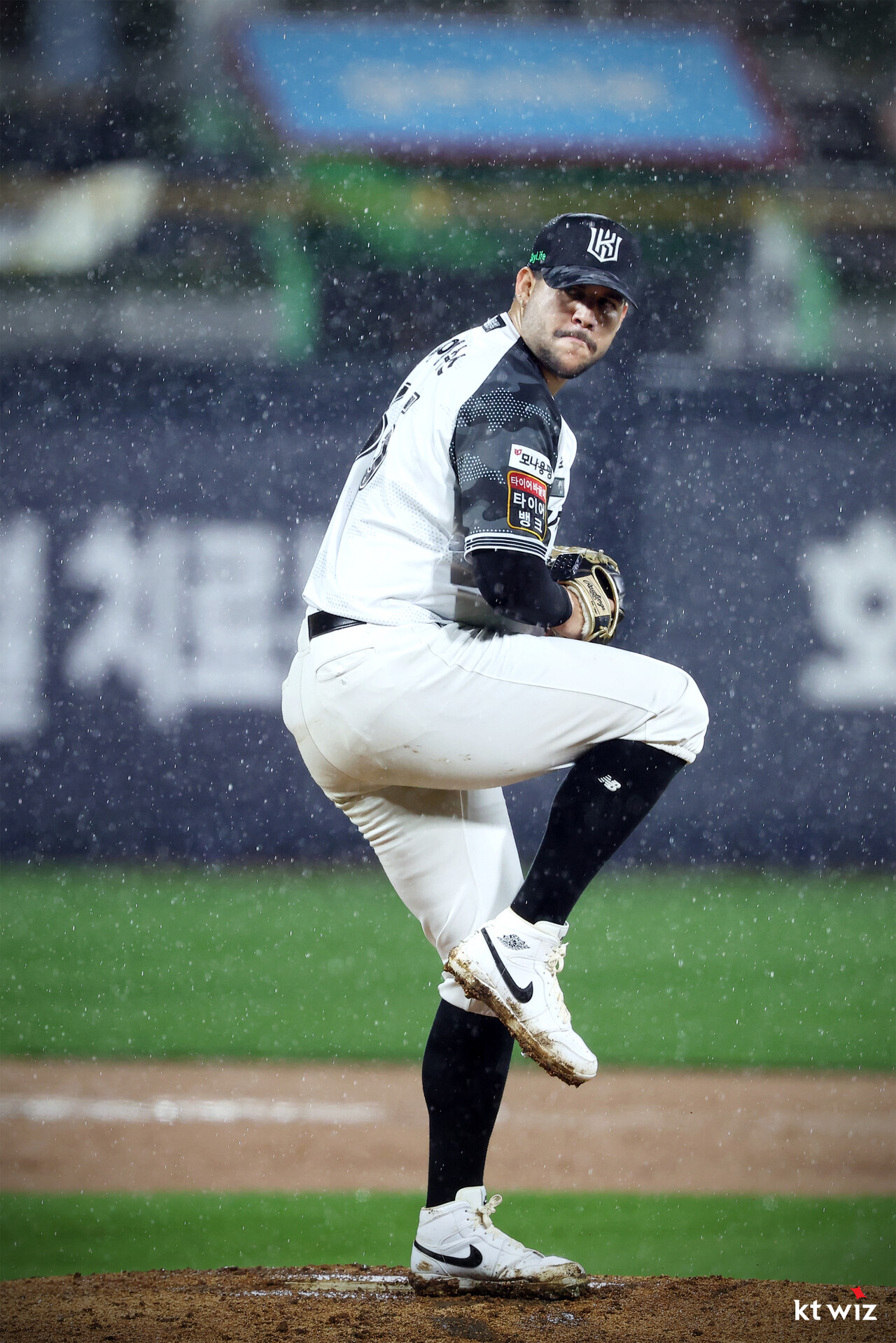 KT 위즈 선발투수 엔마누엘 데 헤이수스가 24일 수원 LG 트윈스전에 등판해 폭우 속 투구하고 있다. KT 위즈