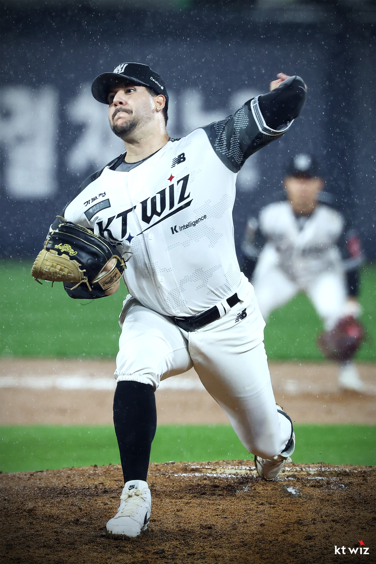 KT 위즈 선발투수 엔마누엘 데 헤이수스가 24일 수원 LG 트윈스전에 등판해 폭우 속 투구하고 있다. KT 위즈