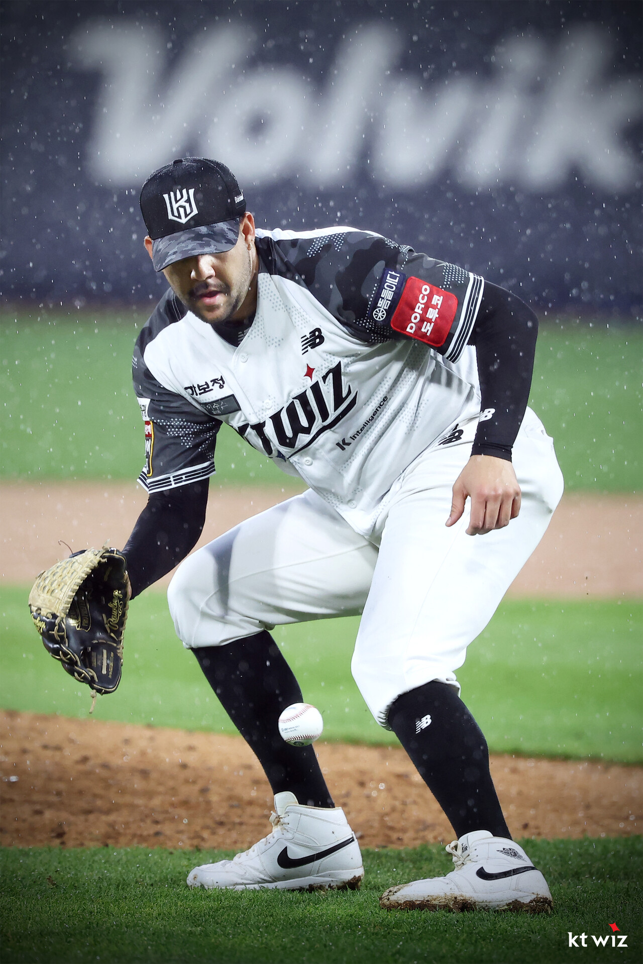 KT 위즈 선발투수 엔마누엘 데 헤이수스가 24일 수원 LG 트윈스전에 등판해 폭우 속 수비하고 있다. KT 위즈