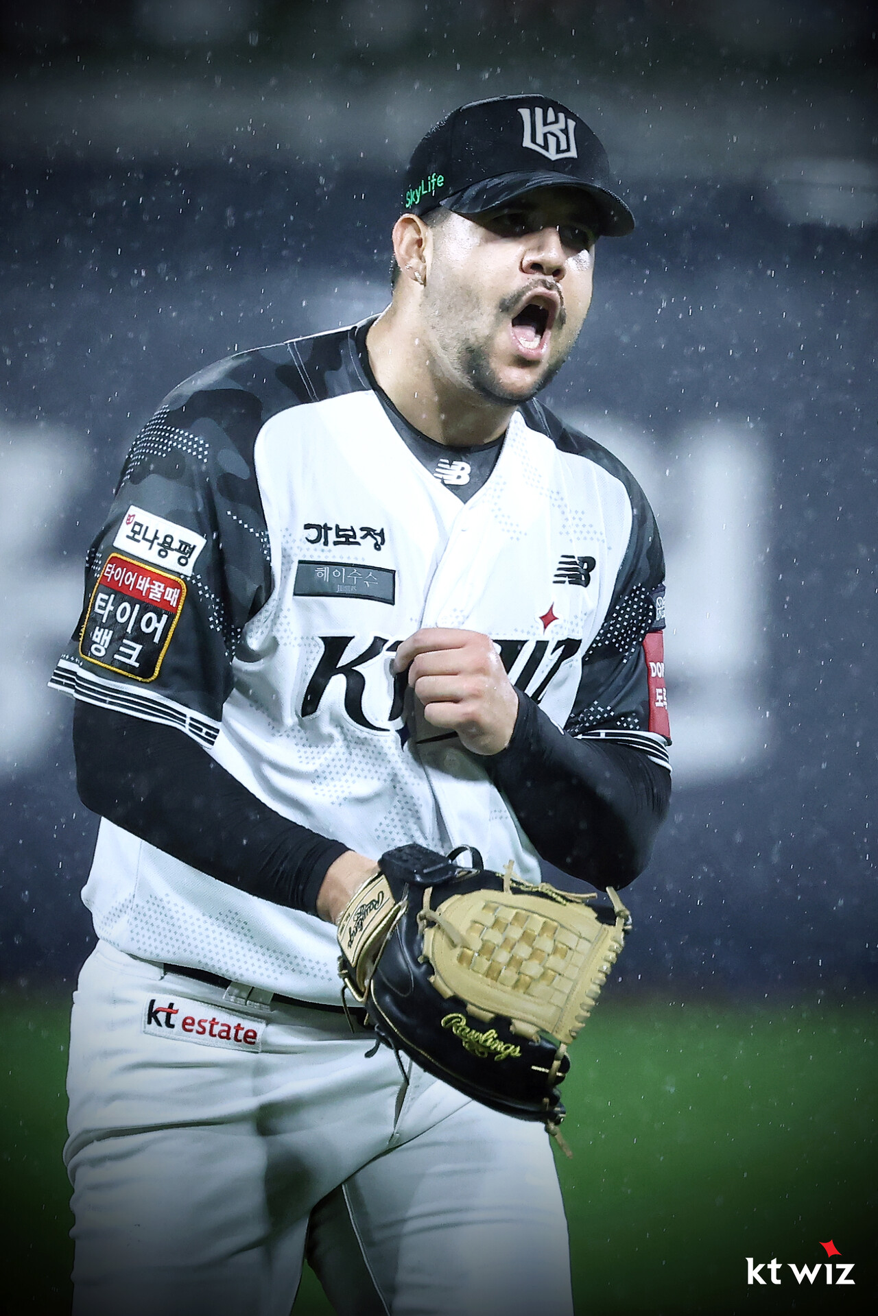 KT 위즈 선발투수 엔마누엘 데 헤이수스가 24일 수원 LG 트윈스전에 등판해 폭우 속 투구 후 포효하고 있다. KT 위즈