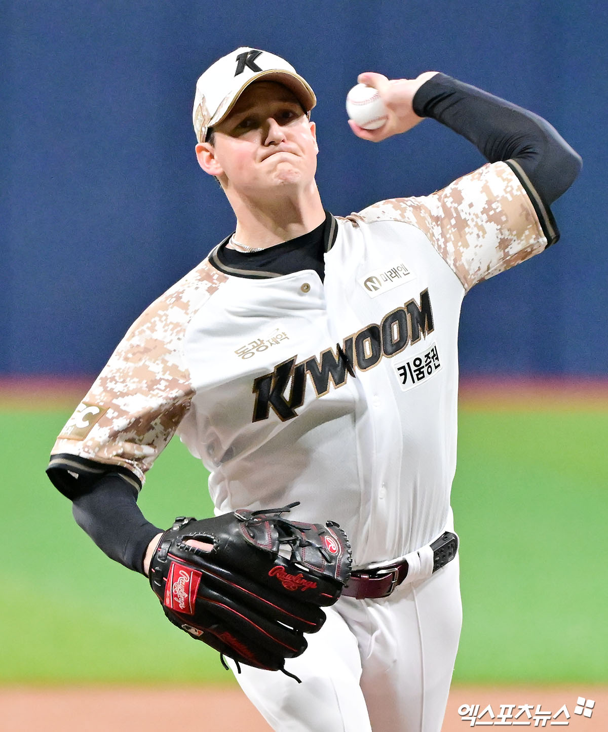 키움 히어로즈 외국인 투수 케니 로젠버그가 중도 퇴출 위기에 처했다. 키움 홍원기 감독은 임시 대체 선수로 합류한 라클란 웰스의 6주 계약 기간이 끝나기 전에도 교체 결론이 나올 수 있다고 봤다. 홍원기 키움 감독은 25일 고척스카이돔에서 열리는 KIA와 홈 경기를 앞두고 '로젠버그 선수 상태가 계속 좋지 않다. 오늘도 선수 본인이 트레이닝 파트와 대화했는데 여전히 통증이 줄어들지 않는다고 말했다더라. 시간이 지나도 개선의 여지가 없을 듯 싶다'며 결단이 필요할 수 있음을 알렸다. 엑스포츠뉴스DB