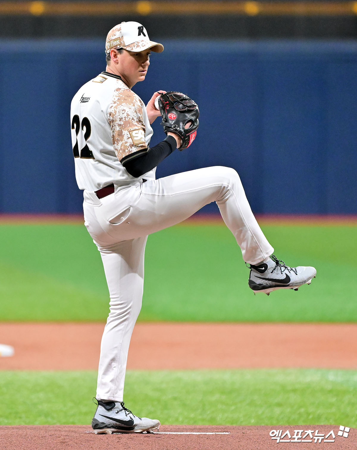 키움 히어로즈 외국인 투수 케니 로젠버그가 중도 퇴출 위기에 처했다. 키움 홍원기 감독은 임시 대체 선수로 합류한 라클란 웰스의 6주 계약 기간이 끝나기 전에도 교체 결론이 나올 수 있다고 봤다. 홍원기 키움 감독은 25일 고척스카이돔에서 열리는 KIA와 홈 경기를 앞두고 '로젠버그 선수 상태가 계속 좋지 않다. 오늘도 선수 본인이 트레이닝 파트와 대화했는데 여전히 통증이 줄어들지 않는다고 말했다더라. 시간이 지나도 개선의 여지가 없을 듯 싶다'며 결단이 필요할 수 있음을 알렸다. 엑스포츠뉴스DB