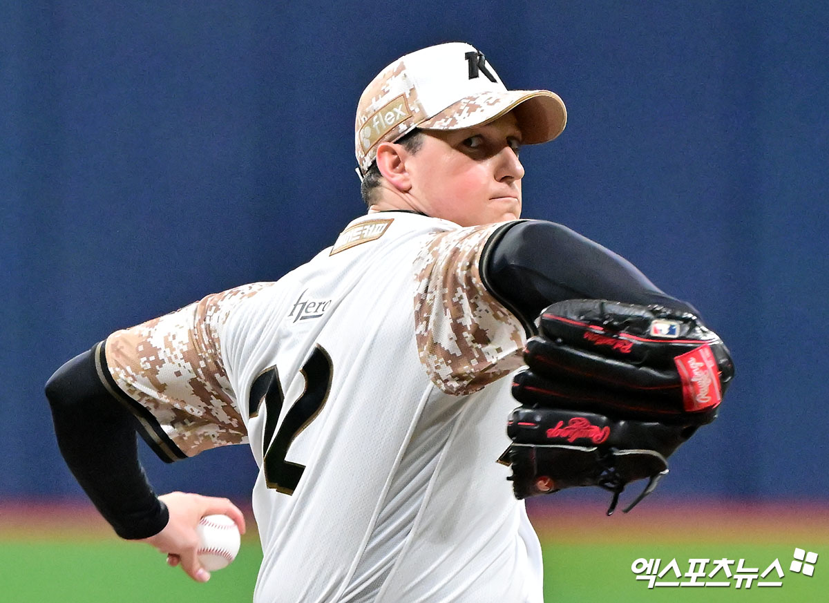 키움 히어로즈 외국인 투수 케니 로젠버그가 중도 퇴출 위기에 처했다. 키움 홍원기 감독은 임시 대체 선수로 합류한 라클란 웰스의 6주 계약 기간이 끝나기 전에도 교체 결론이 나올 수 있다고 봤다. 홍원기 키움 감독은 25일 고척스카이돔에서 열리는 KIA와 홈 경기를 앞두고 '로젠버그 선수 상태가 계속 좋지 않다. 오늘도 선수 본인이 트레이닝 파트와 대화했는데 여전히 통증이 줄어들지 않는다고 말했다더라. 시간이 지나도 개선의 여지가 없을 듯 싶다'며 결단이 필요할 수 있음을 알렸다. 엑스포츠뉴스DB