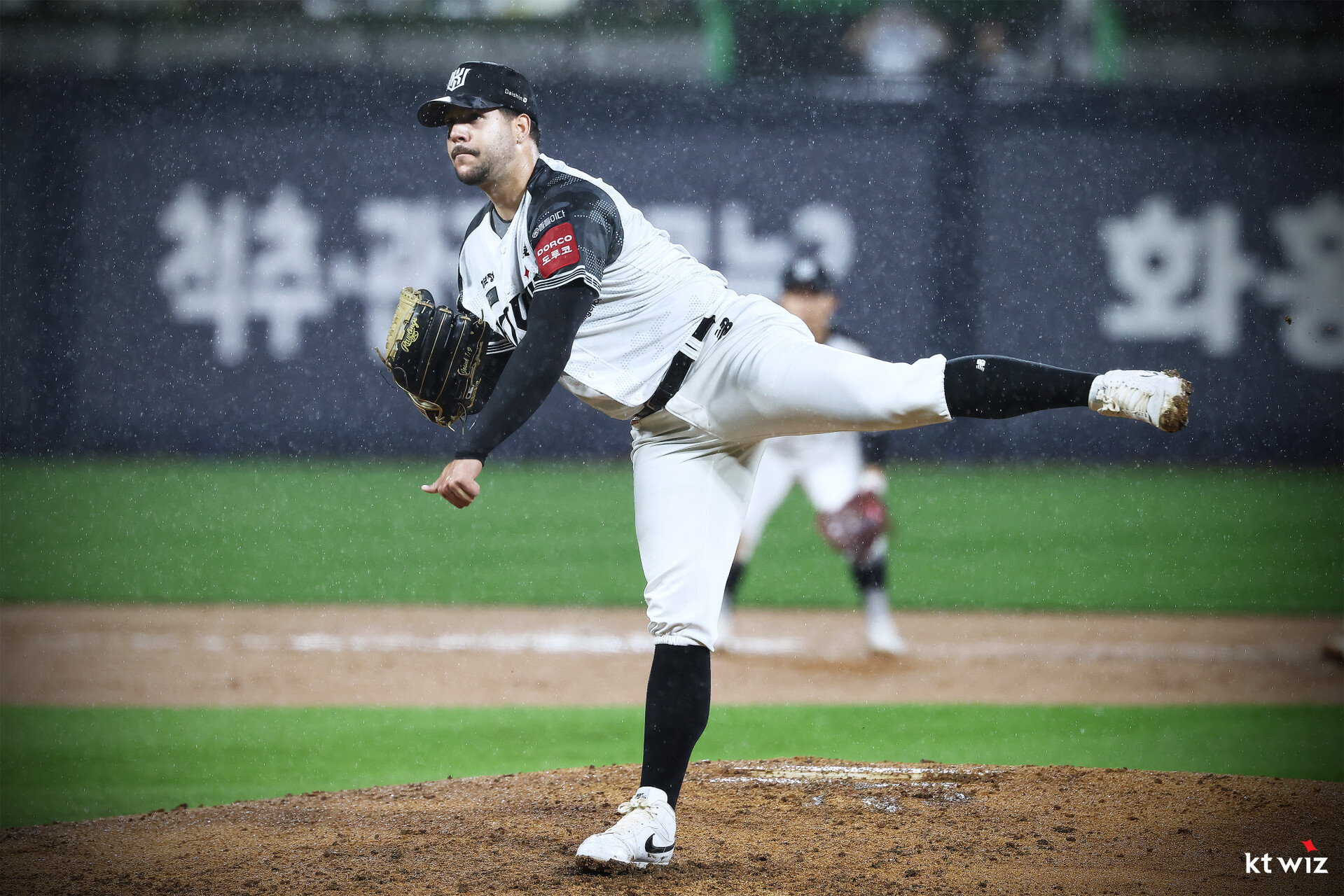 KT 위즈 선발투수 엔마누엘 데 헤이수스가 24일 수원 LG 트윈스전에 등판해 폭우 속 투구하고 있다. 25일 두 팀의 맞대결은 우천 및 그라운드 사정으로 취소됐다. KT 위즈