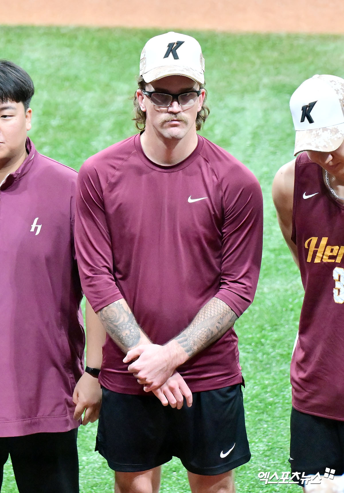 키움 히어로즈의 대체 외국인 투수 라클란 웰스가 24일 서울 구로구 고척스카이돔에서 열린 '2025 신한 SOL Bank KBO리그' KIA 타이거즈와의 홈 경기에 앞서 선수단 미팅에 참가하고 있다. 웰스는 부상으로 재활 선수 명단에 등록된 케니 로젠버그의 공백을 일시적으로 메우기 위해 키움과 6주 계약을 체결했다. 고척, 김한준 기자