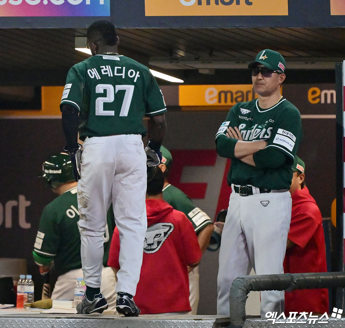 SSG 랜더스 기예르모 에레디아가 올해 정규시즌 경기에서 타석을 마친 뒤 더그아웃으로 들어오고 있다. 에레디아는 지난 22일 인천 KIA 타이거즈전에서 심판에 폭언 후 퇴장 당했고 KBO 상벌위원회의 제재금 징계를 받았다. 엑스포츠뉴스 DB