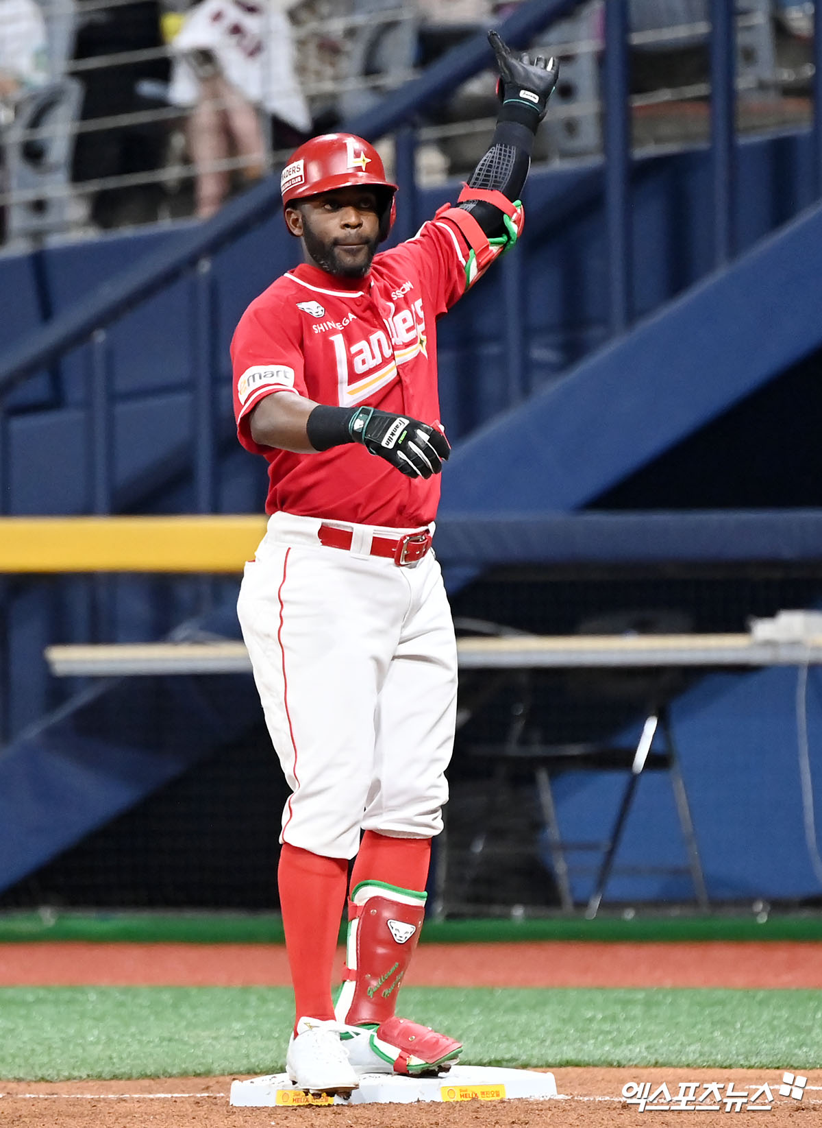 SSG 랜더스 기예르모 에레디아가 올해 정규시즌 경기에서 세리머니하고 있다. 에레디아는 지난 22일 인천 KIA 타이거즈전에서 심판에 폭언 후 퇴장 당했고 KBO 상벌위원회의 제재금 징계를 받았다. 엑스포츠뉴스 DB