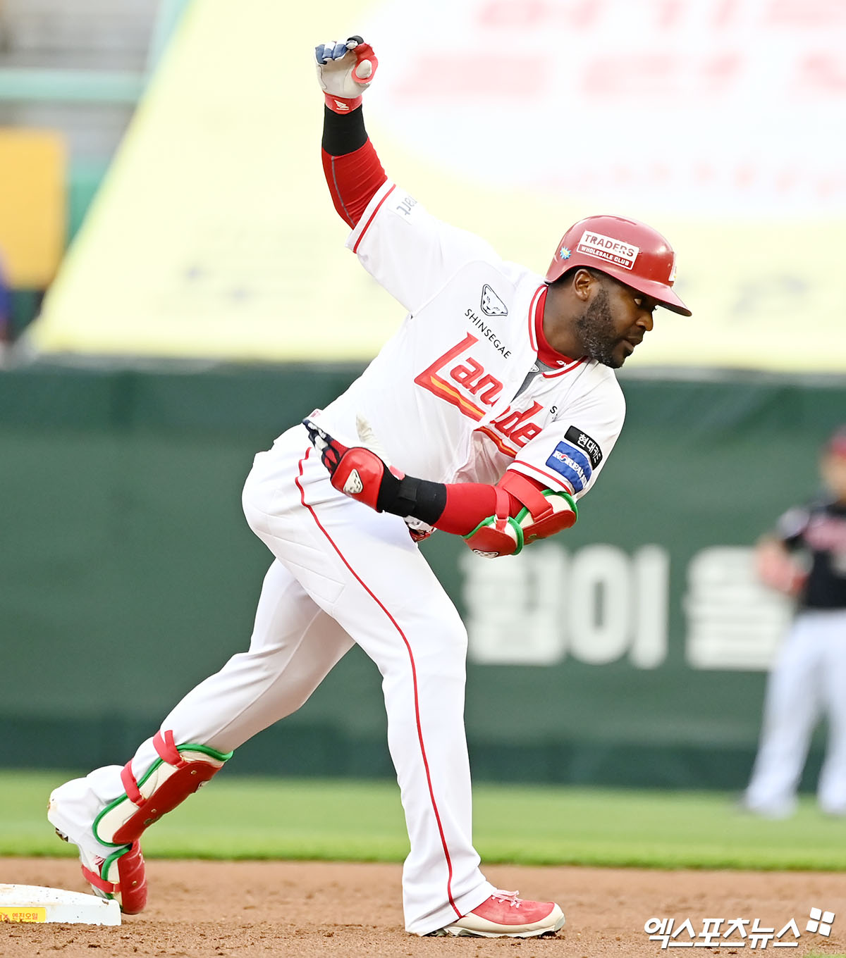 SSG 랜더스 기예르모 에레디아가 올해 정규시즌 경기에서 세리머니하고 있다. 에레디아는 지난 22일 인천 KIA 타이거즈전에서 심판에 폭언 후 퇴장 당했고 KBO 상벌위원회의 제재금 징계를 받았다. 엑스포츠뉴스 DB