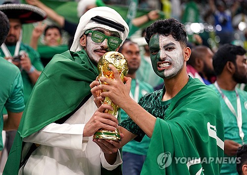 2026 국제축구연맹(FIFA) 북중미 월드컵(캐나다-미국-멕시코 공동 개최) 아시아 지역 4차 예선(플레이오프) 개최국이 중립국이 아닌 카타르, 사우디아바리아로 결정되면서 공정성 논란이 불거졌다. 이에 이라크, 오만, 아랍에미리트(UAE), 그리고 인도네시아축구협회가 손을 잡고 공정성 보장을 요구했다. 이라크 매체 '윈윈'은 25일(한국시간) 이라크축구협회를 비롯해 카타르, 사우디아라비아를 제외한 북중미 월드컵 아시아 지역 4차 예선 4개 팀(인도네시아, 오만, UAE)이 아시아축구연맹(AFC)에, 공정성에 대한 방안을 제출했다고 보도했다. 연합뉴스