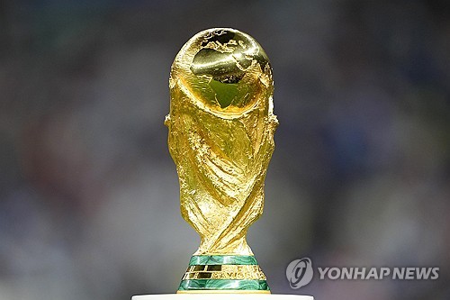 2026 국제축구연맹(FIFA) 북중미 월드컵(캐나다-미국-멕시코 공동 개최) 아시아 지역 4차 예선(플레이오프) 개최국이 중립국이 아닌 카타르, 사우디아바리아로 결정되면서 공정성 논란이 불거졌다. 이에 이라크, 오만, 아랍에미리트(UAE), 그리고 인도네시아축구협회가 손을 잡고 공정성 보장을 요구했다. 이라크 매체 '윈윈'은 25일(한국시간) 이라크축구협회를 비롯해 카타르, 사우디아라비아를 제외한 북중미 월드컵 아시아 지역 4차 예선 4개 팀(인도네시아, 오만, UAE)이 아시아축구연맹(AFC)에, 공정성에 대한 방안을 제출했다고 보도했다. 연합뉴스