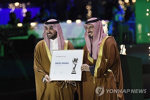 2026 국제축구연맹(FIFA) 북중미 월드컵(캐나다-미국-멕시코 공동 개최) 아시아 지역 4차 예선(플레이오프) 개최국이 중립국이 아닌 카타르, 사우디아바리아로 결정되면서 공정성 논란이 불거졌다. 이에 이라크, 오만, 아랍에미리트(UAE), 그리고 인도네시아축구협회가 손을 잡고 공정성 보장을 요구했다. 이라크 매체 '윈윈'은 25일(한국시간) 이라크축구협회를 비롯해 카타르, 사우디아라비아를 제외한 북중미 월드컵 아시아 지역 4차 예선 4개 팀(인도네시아, 오만, UAE)이 아시아축구연맹(AFC)에, 공정성에 대한 방안을 제출했다고 보도했다. 연합뉴스