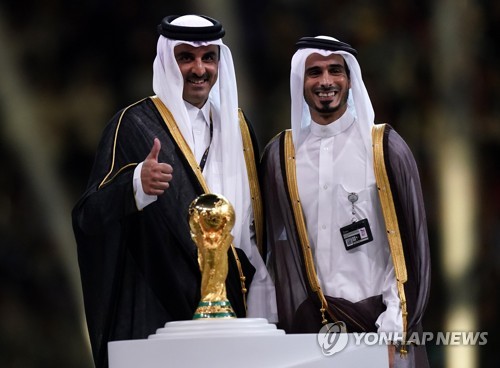 2026 국제축구연맹(FIFA) 북중미 월드컵(캐나다-미국-멕시코 공동 개최) 아시아 지역 4차 예선(플레이오프) 개최국이 중립국이 아닌 카타르, 사우디아바리아로 결정되면서 공정성 논란이 불거졌다. 이에 이라크, 오만, 아랍에미리트(UAE), 그리고 인도네시아축구협회가 손을 잡고 공정성 보장을 요구했다. 이라크 매체 '윈윈'은 25일(한국시간) 이라크축구협회를 비롯해 카타르, 사우디아라비아를 제외한 북중미 월드컵 아시아 지역 4차 예선 4개 팀(인도네시아, 오만, UAE)이 아시아축구연맹(AFC)에, 공정성에 대한 방안을 제출했다고 보도했다. 연합뉴스
