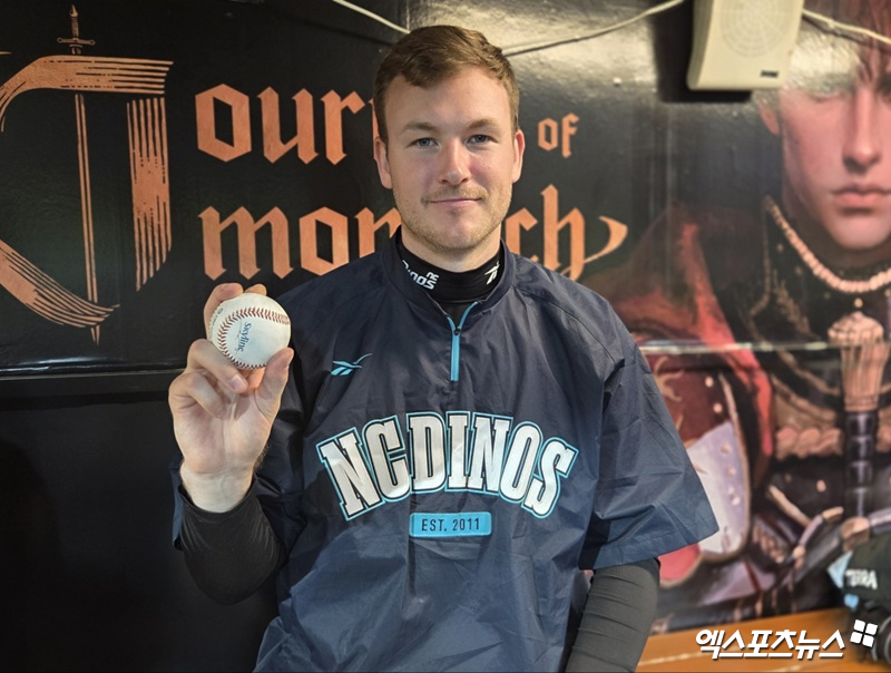 NC 다이노스 외국인 투수 라일리 톰슨이 25일 창원NC파크에서 열린 2025 신한 SOL Bank KBO리그 롯데 자이언츠와의 팀 간 7차전에 선발등판, 6이닝 2실점으로 승리투수가 된 뒤 시즌 10승 기념구를 들고 기념 촬영을 진행했다. 사진 엑스포츠뉴스